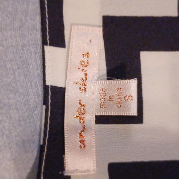 Women's sheer patterned blouse - Picture 3 of 6